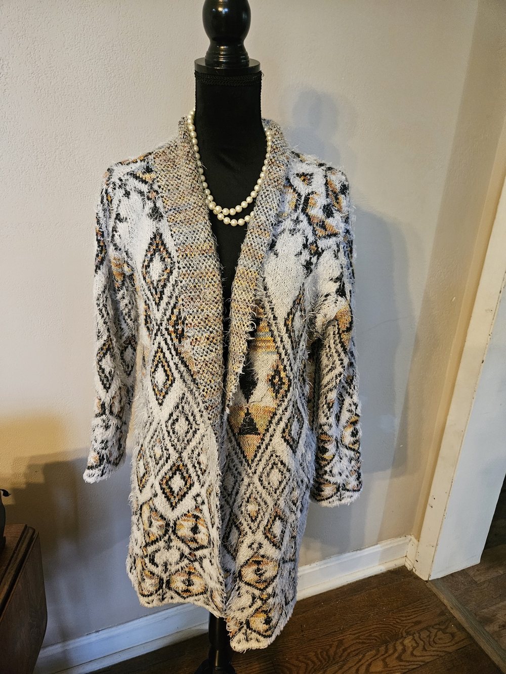 Absolutely Famous Open-Front Geometric Cardigan in White, Black & Tan
